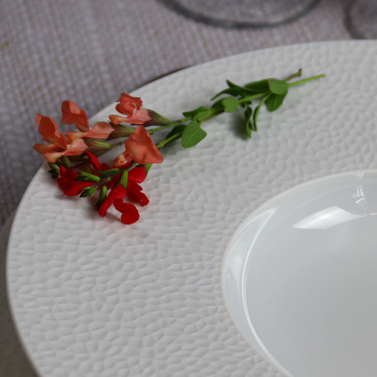 Degrenne Round gourmet plate Zoomed with Salmon Flower