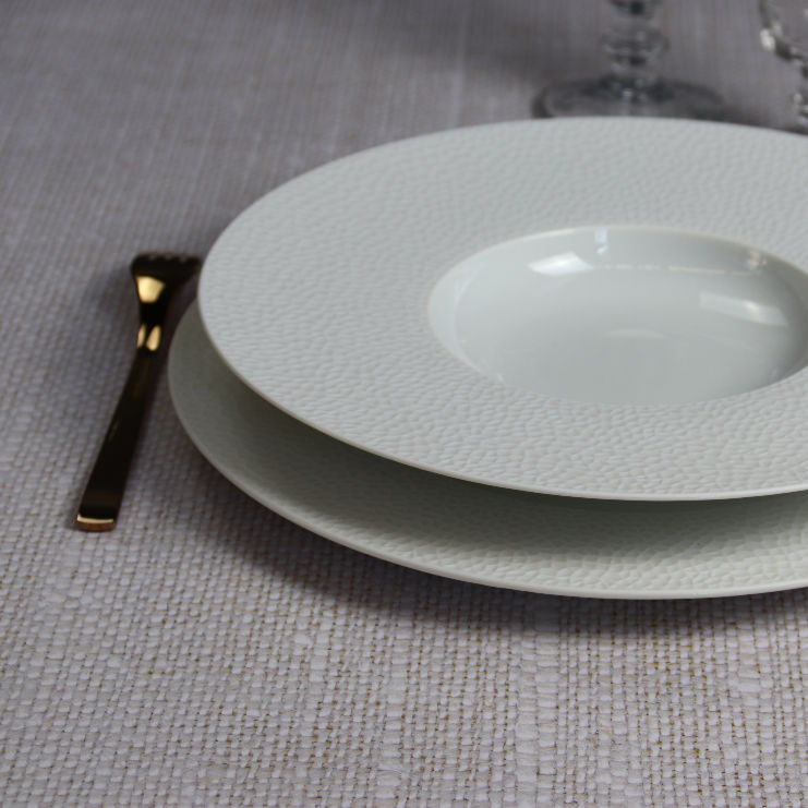 Degrenne Round gourmet plate Zoomed on Linen