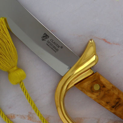 Napoleon Champagne-sabel van olijfhout met handvat op houten displaystandaard