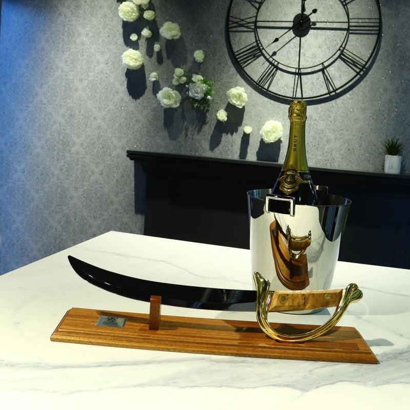 Napoleon Champagne-sabel van olijfhout met handvat op houten displaystandaard